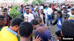 Les Ethiopiens réagissent après l'explosion, le 24 juin 2018.