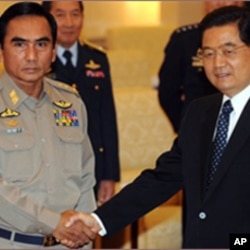 中国领导人胡锦涛在北京会见缅甸空军司令妙亨中将（2009年）