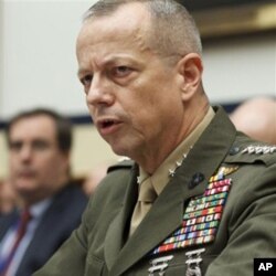 General Jon Allen Afg'onistondagi vaziyat bo'yicha Kongressga hisobot bermoqda.