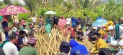 Suasana duka saat keluarga dan warga menghadiri pemakaman jenazah almarhum Firman, 17 tahun, di pekuburan umum Maros, dusun Sipatuo, desa Kilo, Poso Pesisir Utara, 3 Juni 2020. (Foto: Mansur Tobone/pribadi)