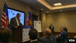 លោក ថេត យូហូ សមាជិក​រដ្ឋសភា​អាមេរិក​ប្រចាំ​រដ្ឋ​ផ្លរីដា​មក​ពី​គណបក្ស​សាធារណរដ្ឋ ថ្លែង​នៅ​ក្នុង​សន្និសីទ​ស្តី​ពី «អាស៊ាន​មាន​សារៈសំខាន់​ដល់​អាមេរិក ហើយ​អាមេរិក​មាន​សារៈសំខាន់​ដល់​អាស៊ាន‍» នៅ​រដ្ឋ​សភា​អាមេរិក កាលពីថ្ងៃទី​២៣ ខែកក្កដា ឆ្នាំ២០១៩។ (សុខ ខេមរា/VOA)