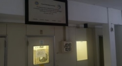 Laboratorium BSL-3 yang ada di Tropical Desease Center Universitas Airlangga siap digunakan memeriksa sampel virus corona (VOA/Petrus Riski).