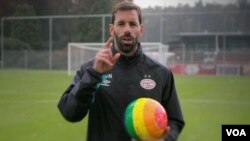 ფეხბურთის ყოფილი ვარსკვლავი რუუდ ვან ნისტერლოი ჰომოფობიის წინააღმდეგ