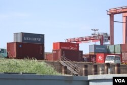 កុងតឺន័រ​ជាច្រើន​ដែល​ស្ថិត​នៅ​កំពង់ផែ​រាជធានី​ភ្នំពេញ កាលពី​ថ្ងៃទី១៨ ខែធ្នូ ឆ្នាំ ២០១៨។ (ស៊ុន ណារិន/VOA Khmer)