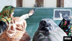 İran Azərbaycanında əhalinin təqribən 20 faizi savadsızdır. Bunlar və əlavə olaraq az savadlı olan milyonlarla türk fars dilini yaxşı başa düşmürlər. Savadsız əhalinin üçdə ikisinin qadınlardan ibarət olduğu bildirilir.