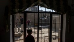 Seorang anak laki-laki berdiri di dekat jendela saat petugas dari Badan Pangan Dunia (WFP) mewawancarai keluarganya di Kabul, Afghanistan, pada 18 November 2021. (Foto: AP)