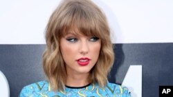 Taylor Swift arrives at the MTV Video Music Awards at The Forum on Aug. 24, 2014, in Inglewood, Calif.