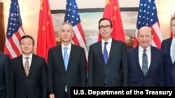 美中高级贸易代表团成员2018年5月17日在华盛顿合影（美国财长姆努钦推特图片）