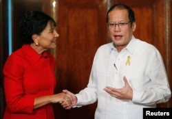 Philippines President Benigno Aquino gestures as he greets visiting U.S. Secretary of Commerce Penny Pritzker during her visit at the presidential palace in Manila, June 4, 2014.