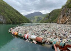 រូបឯកសារ៖ ដបប្លាស្ទិក និង​សំរាម អណ្តែត​នៅក្នុង​ទន្លេ Drina នៅ​ភាគខាងកើត​ប្រទេស​បូស្នៀ​ (Bosnia) និង​ហឺហ្សឺហ្គោវីណា ​(Herzegovina) កាលពី​ថ្ងៃទី៧ ខែវិច្ឆិកា ឆ្នាំ២០១៩។