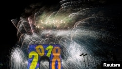 法国巴黎凯旋门附近的焰火表演。（2018年1月1日）