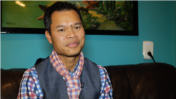 រ៉ាឌី មុំ អង្គុយសម្ភាសជាមួយវីអូអេខ្មែរ នៅការិយាល័យរបស់លោកនៅក្រុង Lowell រដ្ឋ Massachusetts។ (ពិន ស៊ីសុវណ្ណ/វីអូអេ)