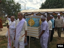 មឈូសរបស់លោក នួន ជា ត្រូវបានលើកយកទៅតម្កល់លើមេរុ ត្រៀមសម្រាប់ការបូជារំលាយ។ (អូន ឆេងប៉រ/VOA)