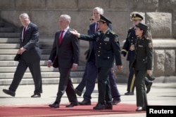 美国国防部长马蒂斯抵达中国国防部大楼，参加欢迎仪式，同中国国防部长魏凤和并肩行走（2018年6月27日）。