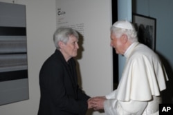 US artist Max Cole, 75, shakes hands with Pope Benedict in front of the painting she submitted to the Vatican exhibit.