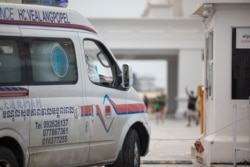 រូប​ឯកសារ៖ រថយន្ត​សង្រ្គោះ​បន្ទាន់​ដឹក​អ្នក​ជំងឺ​កូវីដ១៩​ឆ្ពោះទៅ​មជ្ឈមណ្ឌល The Premier Center ដែល​ពី​មុន​ជា​អគារ​សម្រាប់​រៀបចំ​ពិធី​អាពាហ៍ពិពាហ៍ តែ​ឥឡូវ​ប្រែក្លាយ​ជា​កន្លែង​ដាក់​អ្នក​ជំងឺ​កូវីដ១៩ ថ្ងៃទី២៧ ខែមេសា ឆ្នាំ២០២១។ (ទុំ ម្លិះ/វីអូអេ)