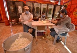 Sukarelawan "Sabeel Maan" menyiapkan makanan untuk dibagikan kepada orang-orang yang membutuhkan selama bulan suci Ramadan, di tengah pandemi COVID-19, di Maan, Yordania 1 Mei 2021. (REUTERS / Muath Freij)