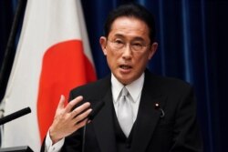 日本新任首相岸田文雄在东京首相府的记者会上讲话。（2021年10月4日）