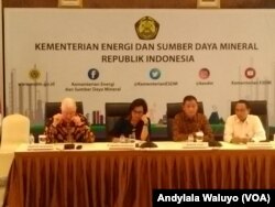 Menteri ESDM Ignasius Jonan, Menteri Keuangan Sri Mulyani dan CEO Freeport McMoRan Inc. dalam konferensi pers, 29 Agustus 2017.(Foto: VOA/Andylala)