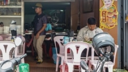 អ្នកចូលចិត្ត​បរិភោគ​នំបញ្ចុក​កំពុង​រង់ចាំ​ពិសារ​នំបញ្ចុក​នៅ​ហាង​នំបញ្ចុក​មួយ នៅ​ជិត​វត្តបទុមវត្តី​ក្នុង​រាជធានី​ភ្នំពេញ​កាលពី​ថ្ងៃទី៣១ ខែមករា ឆ្នាំ២០២០។ (ផន បុប្ផា/VOA)