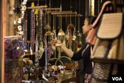 ទិដ្ឋភាព​ផ្សារ​រាត្រី​មួយ​កន្លែងនៅ​ក្រុង​សៀមរាប នៅ​យប់​ថ្ងៃ​ព្រហស្បតិ៍ ទី១៩ ខែ​មីនា ឆ្នាំ២០១៥។ លោកស្រី Michelle Obama ភរិយា​ប្រធានាធិបតី​សហរដ្ឋ​អាមេរិក​ត្រូវ​រំពឹង​ថា​នឹង​មក​ដល់​ទី​ក្រុង​ទេសចរណ៍​នេះ​នៅ​យប់​ថ្ងៃ​សុក្រ​ ដោយ​លោកស្រី​នឹង​ក្លាយ​ជា​ភរិយា​ប្រធានាធិបតី​កំពុង​កាន់​តំណែង​ទី​មួយ​ដែល​បំពេញ​ទស្សនកិច្ច​នៅ​កម្ពុជា។ (នៅ ពៅលក្ខិណា/VOA)