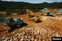 Ekskavator terlihat di area penambangan bijih nikel di Desa Kolonedalle dekat Morowali, Sulawesi, 14 Januari 2014. (Foto: REUTERS/Yusuf Ahmad)