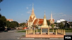 ស្តូប​គោរព​វិញ្ញាណក្ខន្ធ​ដល់​ជន​រងគ្រោះ​ក្នុង​ព្រឹត្តិការណ៍​វាយ​ប្រហារ​ដោយ​ការគប់​គ្រាប់បែក​ឆ្នាំ​១៩៩៧។ រូបថត​នេះ ថត​នៅ​ថ្ងៃទី​២៨ ខែ​កុម្ភៈ​ ឆ្នាំ​២០១៧។ (ហ៊ាន សុជាតា/ VOA)