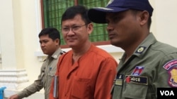 លោក នី ចរិយា ត្រូវ​បាន​សមត្ថកិច្ច​នាំ​ខ្លួន​ចេញ​ពី​សាល​សវនាការ​សាលា​ឧទ្ធរណ៍ នៅព្រឹកថ្ងៃទី០៨ ខែ​សីហា ឆ្នាំ២០១៦។