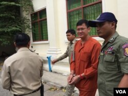 លោក នី ចរិយា ត្រូវ​បាន​សមត្ថកិច្ច​នាំ​ខ្លួន​ចេញ​ពី​សាល​សវនាការ​សាលា​ឧទ្ធរណ៍ នៅព្រឹកថ្ងៃទី០៨ ខែ​សីហា ឆ្នាំ២០១៦។