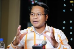 រូប​ឯកសារ៖ លោក ពេជ្រ ស្រស់​ ប្រធាន​គណបក្ស​យុវជន​កម្ពុជា​ ផ្តល់​បទសម្ភាសន៍​ជាមួយ​ VOA Khmer នៅក្នុង​បន្ទប់​ផ្សាយ​ ក្នុង​រាជធានី​ភ្នំពេញ​ នៅថ្ងៃទី​២៣ ខែ​ឧសភា​ ឆ្នាំ​២០១៧។ (ហ៊ាន សុជាតា/VOA)