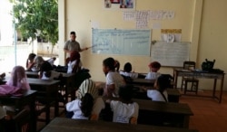 Children from the Cham muslim community sit in for Cham language and script learning. (Courtesy photo of Leb Ke)