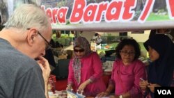 Pengunjung Indonesia Culinary Festival KJRI Houston, Texas memilih makanan di stan masakan Sumatra Barat.