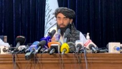 Juru bicara Taliban, Zabihullah Mujahid, memberikan konferensi pers pertama di Kabul (17/8).