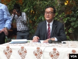 រូប​ឯកសារ៖ លោក​ សម​ រង្ស៊ី​ នៅ​ក្នុង​កម្មវិធី​អាហារ​ស្រាយបួស​ ជាមួយ​ខ្មែរ​ឥស្លាម​ជាង​១០០នាក់​នៅ​គេហដ្ឋាន​របស់​លោក​ នៅ​ភ្នំពេញ​ នា​ថ្ងៃ​ទី៥​ ខែ​កក្កដា​ ឆ្នាំ​២០១៥។ (សើ​ សាយ្យាណា​/VOA​)