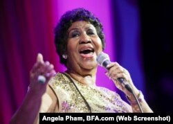 آریتا فرانکلین روی صحنه در میهمانی موزه ملی چهره‌ها در سال ۲۰۱۵، به مناسبت دریافت جایزه چهره آمریکائی