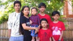 រូបឯកសារ៖ ភរិយាលោក កែម ឡី អ្នកស្រី ប៊ូ រចនា និងកូនៗ បន្ទាប់ពីបានទៅដល់ប្រទេសអូស្រ្តាលី ក្រោយពីទទួលបានសិទ្ធិជ្រកកោន។ (ទំព័រ​ហ្វេសប៊ុក SK Media Inc.)