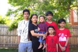 រូបឯកសារ៖ ភរិយាលោក កែម ឡី អ្នកស្រី ប៊ូ រចនា និងកូនៗ បន្ទាប់ពីបានទៅដល់ប្រទេសអូស្រ្តាលី ក្រោយពីទទួលបានសិទ្ធិជ្រកកោន។ (ទំព័រ​ហ្វេសប៊ុក SK Media Inc.)