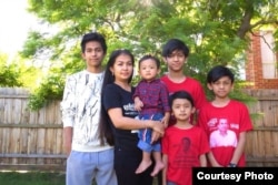 រូបឯកសារ៖ ភរិយាលោក កែម ឡី អ្នកស្រី ប៊ូ រចនា និងកូនៗ បន្ទាប់ពីបានទៅដល់ប្រទេសអូស្រ្តាលី ក្រោយពីទទួលបានសិទ្ធិជ្រកកោន។ (ទំព័រ​ហ្វេសប៊ុក SK Media Inc.)