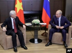 រូបឯកសារ៖ ប្រធានាធិបតីរុស្ស៊ីលោក Vladimir Putin និងអគ្គលេខាធិការបក្សកុម្មុយនិស្តវៀតណាមលោក Nguyen Phu Trong ក្នុងជំនួបទ្វេភាគីមួយ នៅរមណីយដ្ឋានទន្លេខ្មៅក្នុងក្រុង Sochi ប្រទេសរុស្ស៊ី កាលពីថ្ងៃទី ៦ ខែកញ្ញា ឆ្នាំ ២០១៨។ (Mikhail Klimentyev, Sputnik, Kremlin Pool Photo via AP)