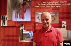 Former US ambassador to Cambodia from 2005-2008, Joseph Mussomeli, who played a very important role in bringing the exhibitions to the US Holocaust Memorial Museum, visiting the museum in Washington D.C. on Memorial Day 2017. (Sreng Leakhena/VOA Khmer)