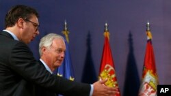 Predsednik Srbije Aleksandar Vučić i američki senator Ron Džonson na konferenciji za novinare u Beogradu, 10. septembar 2018.