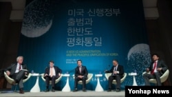 11일 서울 프레스센터에서 '미국 신행정부 출범과 한반도 평화통일'을 주제로 열린 세미나에서 참석자들이 토론을 하고 있다. 왼쪽부터 샌디에고 캘리포니아 주립대 스테판 해거드 교수, 미국 외교협회 스콧 스나이더 선임연구원, 대통령 직속 통일준비위원회 김주현 경제분과 위원장, 난징대학교 주펑 교수, 서강대학교 김재천 교수.