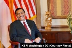 Menko Kemaritiman Luhut Binsar Panjaitan membantah adanya "perang bintang" di kabinet dalam wawancara khusus dengan VOA di KBRI Washington DC Rabu (11/10). (Courtesy: KBRI)