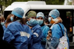 Perawat Unit Perawatan Intensif (ICU) yang mogok, berkumpul di depan Kementerian Kesehatan Perancis di Paris, menuntut pengakuan yang lebih baik atas pekerjaan dan kenaikan gaji mereka di tengah wabah COVID-19 di Perancis, 11 Mei 2021. (Foto: : REUTERS/Ben