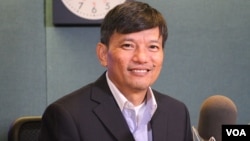 រូបឯកសារ៖​ លោក​ សៀ ភារម្យ នាយក​ប្រតិបត្តិ​នៃ​ក្រុម​ការងារ​ពិសេស​សិទ្ធិ​លំនៅ​ដ្ឋាន ចូលរួម​ក្នុង​កិច្ច​សម្ភាសន៍​ក្នុង​ស្ទូឌីយោ​ផ្សាយ​របស់​VOA ក្នុង​រដ្ឋធានី កាល​ពី​ថ្ងៃ​ចន្ទ​ ទី​១១ ខែ​ធ្នូ ឆ្នាំ​២០១៧។ (ទែន សុខស្រីនិត/VOA)