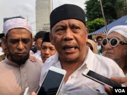 Eggy Sudjana memberikan keterangan kepada awak media, di depan kantor Bawaslu RI, Jakarta, Kamis (9/5) (VOA/Ghita).