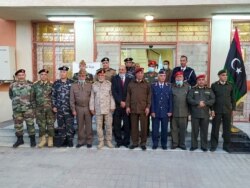 Anggota komisi militer gabungan Libya berfoto bersama di Ghadames, oasis gurun sekitar 465 kilometer barat daya ibu kota Tripoli, 3 November 2020. (Foto: AFP)