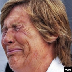 Diana Nyad menangis di depan media di Key West, Florida saat upayanya bulan lalu gagal akibat asma dan nyeri bahu (9/8)