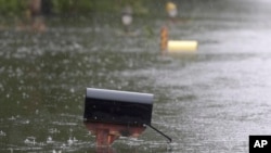 Poplavljeno sanduče za poštu u gradiću Njuport u Severnoj Karolini.