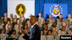 Barak Obama Floridadagi harbiy havo bazasi askarlari huzurida nutq so'zlamoqda, 17-sentabr, 2014-yil.